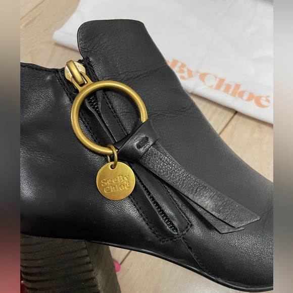 See by Chloe Louise Black Leather Logo Charm Elegant Ankle Boots Booties Sz 6 - Picture 2 of 5